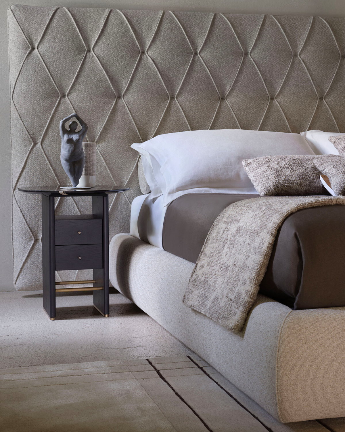 Designbed IvonneRoyale Conte 1200x1500 09 BedHabits.jpg